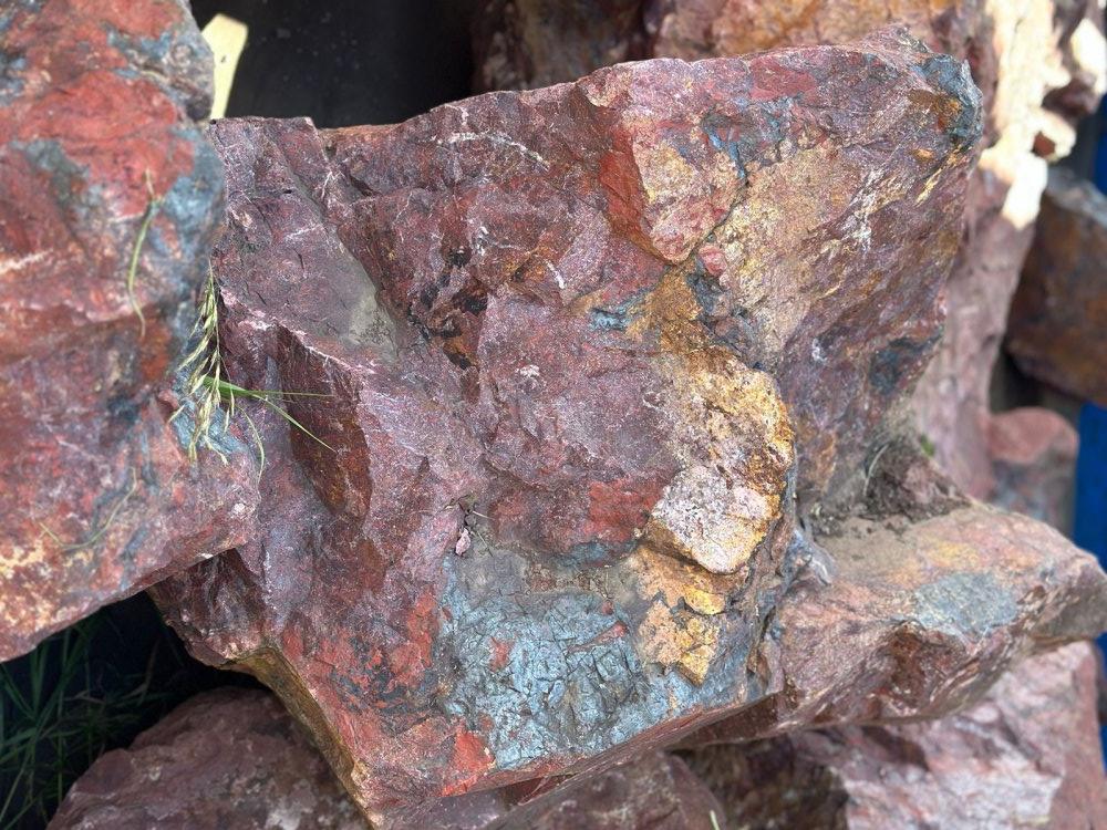 Камни для ландшафтного дизайна красно-фиолетовые 10-60 килограмм купить в Азнакаево