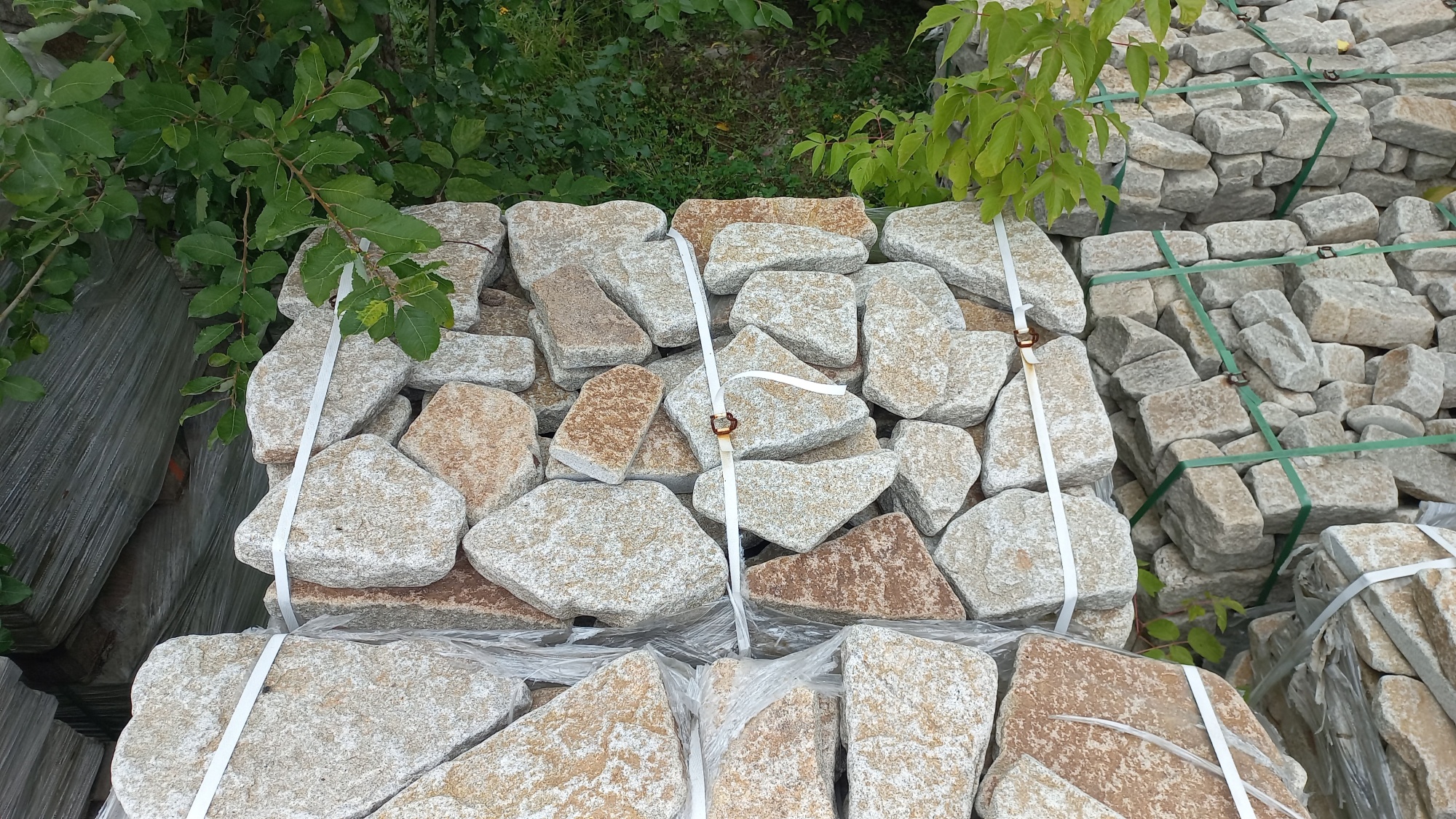 Плитняк галтованный гранитный для ландшафтного дизайна купить в Азнакаево