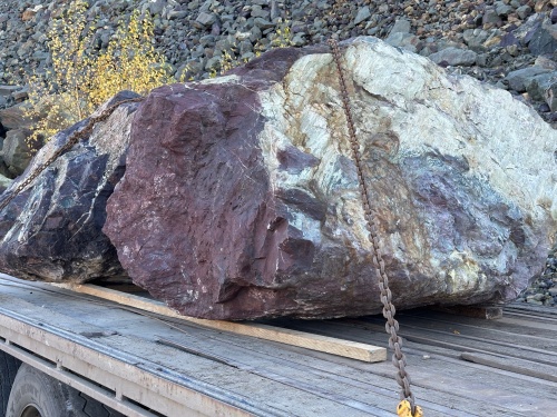 Огромные красно-фиолетовые валуны для ландшафтного дизайна весом более 5 тонн купить в Азнакаево