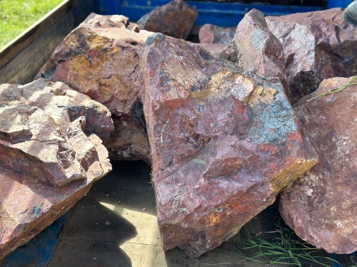 Ландшафтные глыбы красно-фиолетовые 200-1000 килограмм купить в Азнакаево