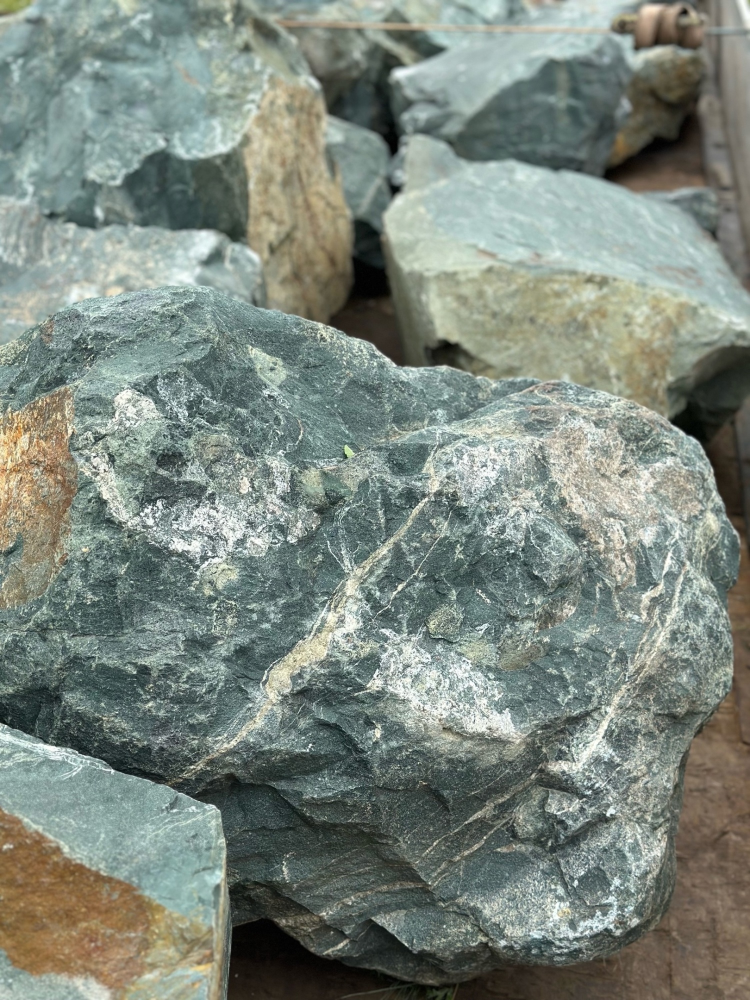 Камни для ландшафтного дизайна зелёные 10-60 килограмм купить в Азнакаево