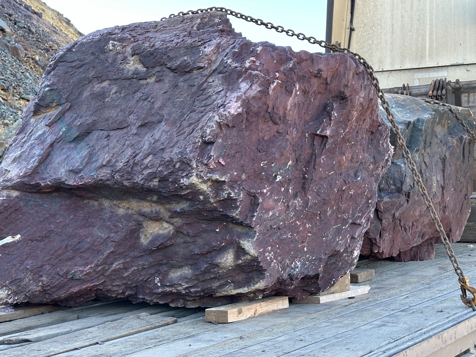 Огромные красно-фиолетовые валуны для ландшафтного дизайна весом более 5 тонн купить в Азнакаево