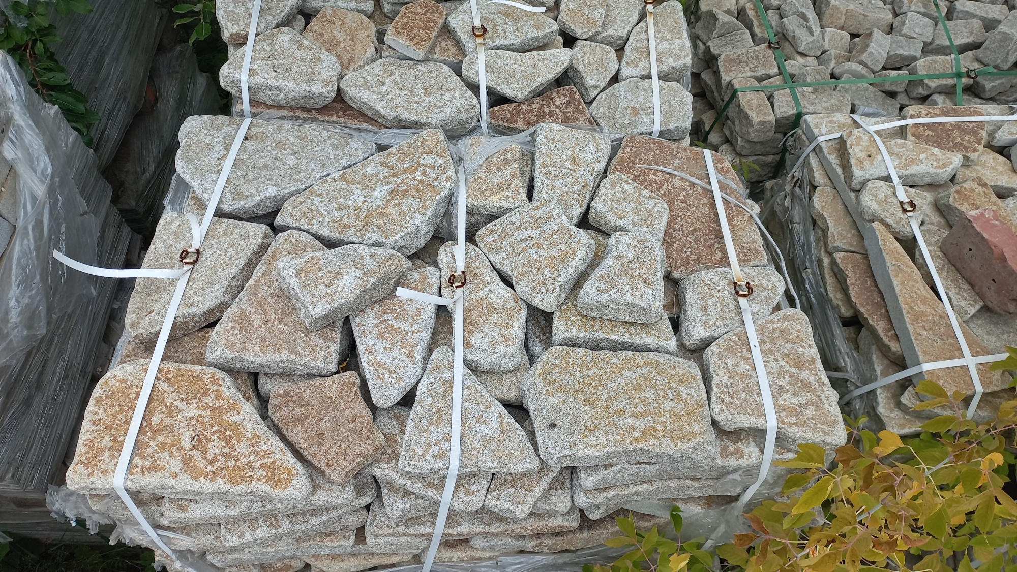 Плитняк галтованный гранитный для ландшафтного дизайна купить в Азнакаево