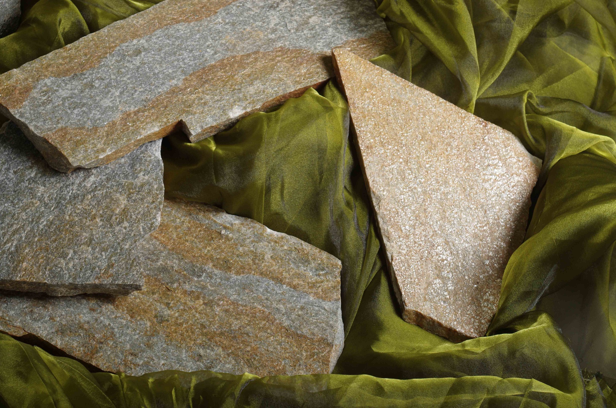 Плитняк златолит Уральский для цоколя, отмостки купить в Азнакаево