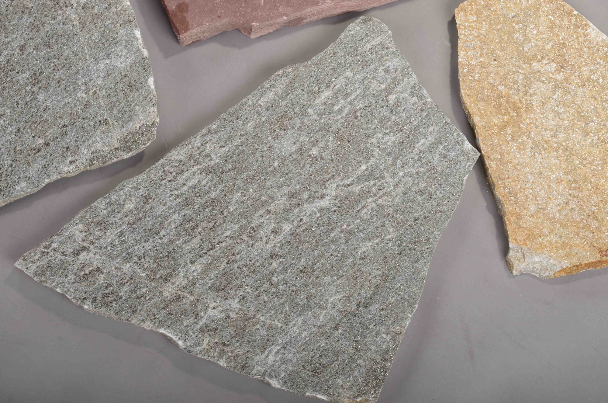 Плитняк златолит Уральский для цоколя, отмостки купить в Азнакаево